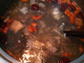 6、红枣枸杞鲫鱼汤,稍煮片刻后用筷子把所有鱼夹碎，是夹得碎碎的哦！因为主要是喝汤