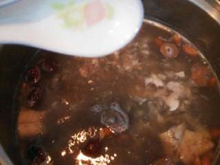 7、红枣枸杞鲫鱼汤,然后加入一勺油，继续中小火煮