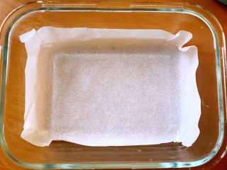 8、另类的吃鱼方式，没刺又Q弹,取一个容器，滴2滴植物油，用刷子将容器刷一层薄薄的油，最好在底部再垫一张硅油纸。