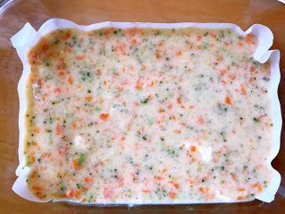 9、另类的吃鱼方式，没刺又Q弹,然后再将糊倒入，平铺好