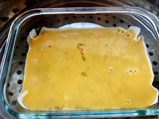 12、另类的吃鱼方式，没刺又Q弹,等之前的糊蒸好后，将蛋黄液倒在表面，让蛋黄液铺满表层