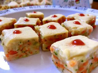 14、另类的吃鱼方式，没刺又Q弹,可以用刀直接切块取出，也可以倒扣放凉等待脱模后再切长条或切块