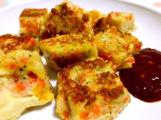 17、另类的吃鱼方式，没刺又Q弹,倒一点蒜蓉辣酱沾着吃，一道美味的餐后小点！????