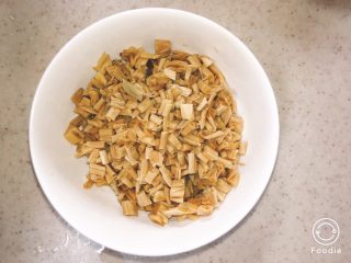 2、产后宜食 打卤面（素）,泡好的黄花菜切小段