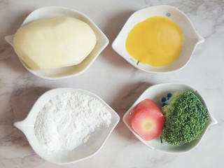 1、#宝宝辅食#多彩土豆条,备好所需的食材