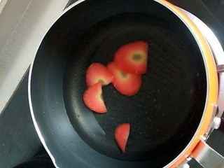 4、#宝宝辅食#多彩土豆条,胡萝卜切片，煮软