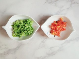 5、#宝宝辅食#多彩土豆条,焯好的西蓝花切碎，煮软的胡萝卜切碎（小月龄的宝宝可以将蔬菜弄成泥）