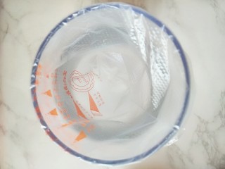 6、#宝宝辅食#多彩土豆条,找一个空杯子，装入裱花袋，这里我用的小号裱花袋就可以了