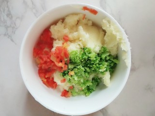 9、#宝宝辅食#多彩土豆条,将西蓝花碎，胡萝卜碎倒入土豆泥中