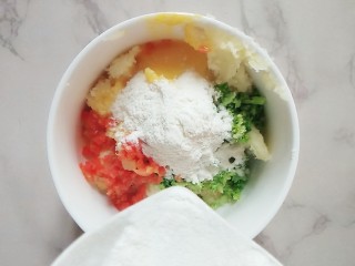 11、#宝宝辅食#多彩土豆条,最后加入面粉，搅拌均匀