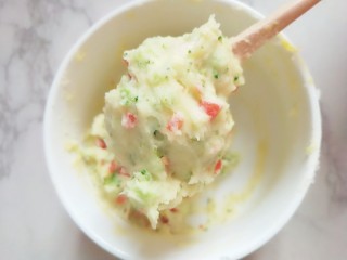 12、#宝宝辅食#多彩土豆条,搅拌好的状态如图，粘稠的