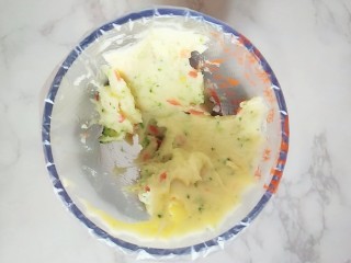 13、#宝宝辅食#多彩土豆条,将搅拌好的土豆泥，装入裱花袋中