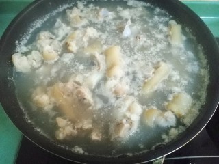 11、猪脚姜,焯过水后，捞起来洗干净