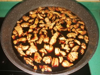 14、猪脚姜,将甜醋倒入炒好的姜中，中火煮开