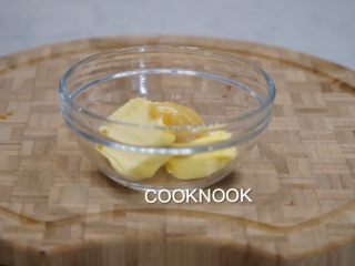 2、法式玛德琳小蛋糕,准备黄油，蜂蜜，香草酱一起微波炉加热