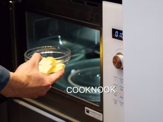 3、法式玛德琳小蛋糕,高火分3次每次加热10秒，直到完全融化，备用。