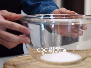 4、法式玛德琳小蛋糕,将细砂糖倒入盆中