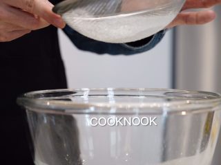 5、法式玛德琳小蛋糕,再将低筋面粉和泡打粉混合过筛入盆中