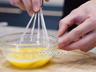 6、法式玛德琳小蛋糕,将全蛋打散