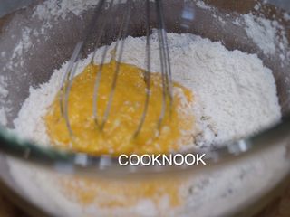 7、法式玛德琳小蛋糕,倒入面粉的盆中，用打蛋器搅拌均匀。