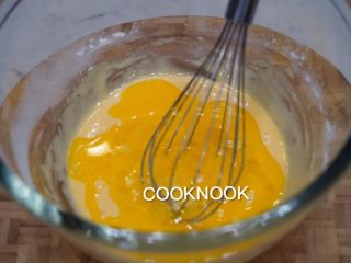 8、法式玛德琳小蛋糕,将黄油，蜂蜜和香草酱的混合物（大约40度左右）倒入盆中，搅拌均匀，直到面糊呈现细腻，光泽的状态。