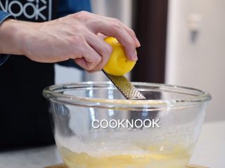 9、法式玛德琳小蛋糕,用刨丝器擦入1个柠檬皮屑（不要擦入白色部分，会苦）