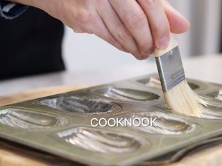 11、法式玛德琳小蛋糕,用毛刷将软化黄油均匀涂抹在模具上