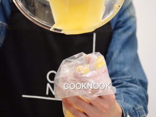 13、法式玛德琳小蛋糕,取出冷藏模具，将面糊装入裱花袋