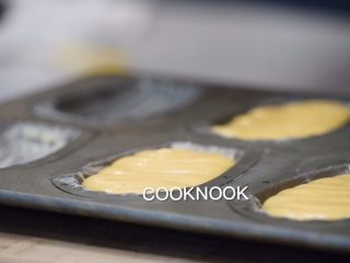 14、法式玛德琳小蛋糕,注入模具，每个大约9分满，过多会溢出模具。