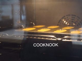 16、法式玛德琳小蛋糕,210度中层上下火9分钟，充分上色，膨胀，即可取出。