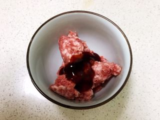 2、宝宝健康食谱 豉油肉末烧土豆,在肉末里加入1勺蚝油