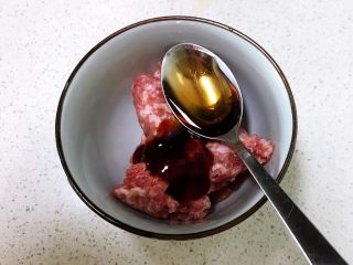 3、宝宝健康食谱 豉油肉末烧土豆,加入1勺料酒