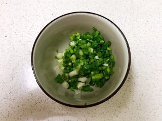 5、宝宝健康食谱 豉油肉末烧土豆,香葱切成末