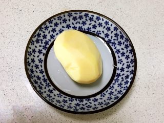 6、宝宝健康食谱 豉油肉末烧土豆,土豆削皮,清洗干净