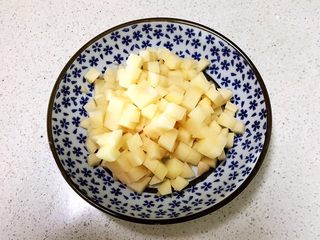 7、宝宝健康食谱 豉油肉末烧土豆,把土豆切成1㎝见方的小块