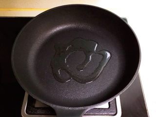 8、宝宝健康食谱 豉油肉末烧土豆,炒锅烧热后加入1小勺玉米油