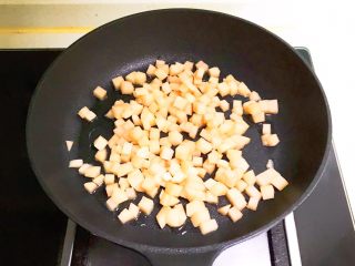 9、宝宝健康食谱 豉油肉末烧土豆,油烧热后加入土豆块