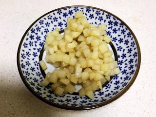 11、宝宝健康食谱 豉油肉末烧土豆,把炒熟的土豆盛出来