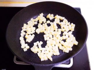 10、宝宝健康食谱 豉油肉末烧土豆,煸炒4分钟左右