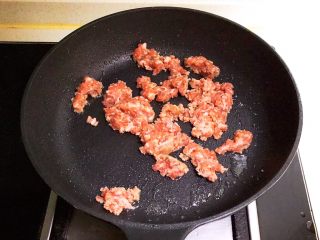 13、宝宝健康食谱 豉油肉末烧土豆,把猪肉末炒散