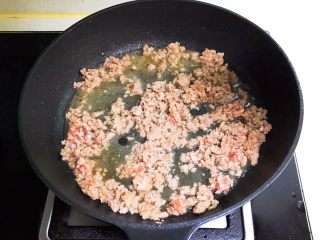 14、宝宝健康食谱 豉油肉末烧土豆,加入70ml开水,翻炒均匀