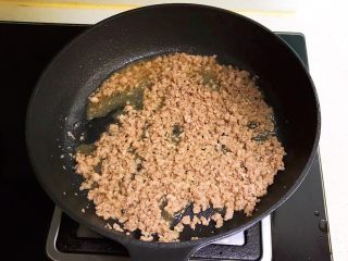 15、宝宝健康食谱 豉油肉末烧土豆,炒至肉末把水份收干