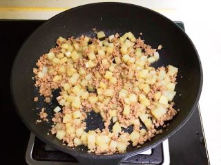 17、宝宝健康食谱 豉油肉末烧土豆,翻炒均匀