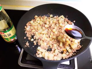 18、宝宝健康食谱 豉油肉末烧土豆,加入1勺豉油