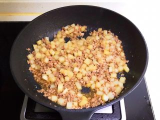 19、宝宝健康食谱 豉油肉末烧土豆,翻炒均匀