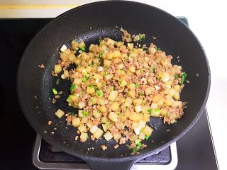 21、宝宝健康食谱 豉油肉末烧土豆,翻炒均匀即可