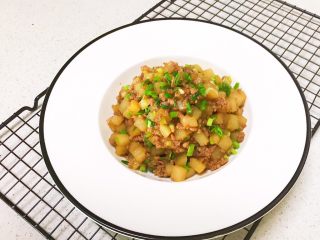 22、宝宝健康食谱 豉油肉末烧土豆,豉油肉末烧土豆出锅了