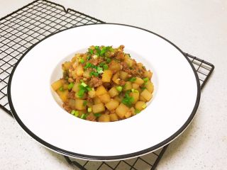 23、宝宝健康食谱 豉油肉末烧土豆,豉油肉末烧土豆低油少盐,不加任何香料,营养丰富,特别适合宝宝食用~