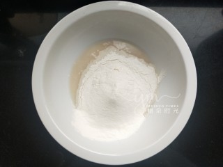 2、发面千层饼,筛入面粉，和成面团