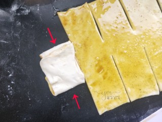 9、发面千层饼,按照箭头方向把两块面叠在一起。